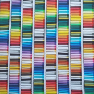 Könnte beinhalten: Ein farbenfrohes Muster mit vertikalen Reihen rechteckiger Formen, die mit einem Farbspektrum gefüllt sind. Jedes Rechteck ist in horizontale Streifen verschiedener Farbtöne unterteilt, wodurch ein lebendiges und künstlerisches Design entsteht. Die Farbpalette umfasst Rot, Gelb, Blau und Grün.