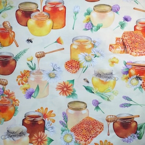 Könnte beinhalten: Ein nahtloses Muster mit Aquarell-Illustrationen von Honiggläsern, Honigwaben und Wildblumen auf einem hellgelben Hintergrund. Die Gläser sind mit Honig gefüllt und einige haben Honig, der aus ihnen tropft. Die Honigwaben sind in verschiedenen Orangetönen und Brauntönen gehalten. Die Wildblumen sind in Rosatönen, Violetttönen und Gelbtönen gehalten.