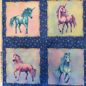 Könnte beinhalten: Stoffpaneel mit vier Einhorn-Illustrationen in Pastellfarben. Jedes Einhorn hat eine fließende Mähne und ein spiralförmiges Horn. Der Hintergrund ist dunkelblau mit weißen Sternen, und jedes Einhorn ist von einem farbenfrohen Rahmen umgeben.