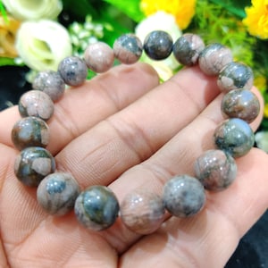 Que Sera-steenarmband: genezende kristallen, hogere chakra-steen