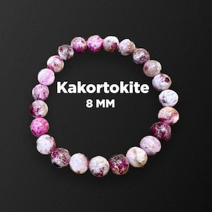 Könnte beinhalten: Ein pinkfarbenes und weißes Kakortokiite-Armband mit 8 mm Perlen.