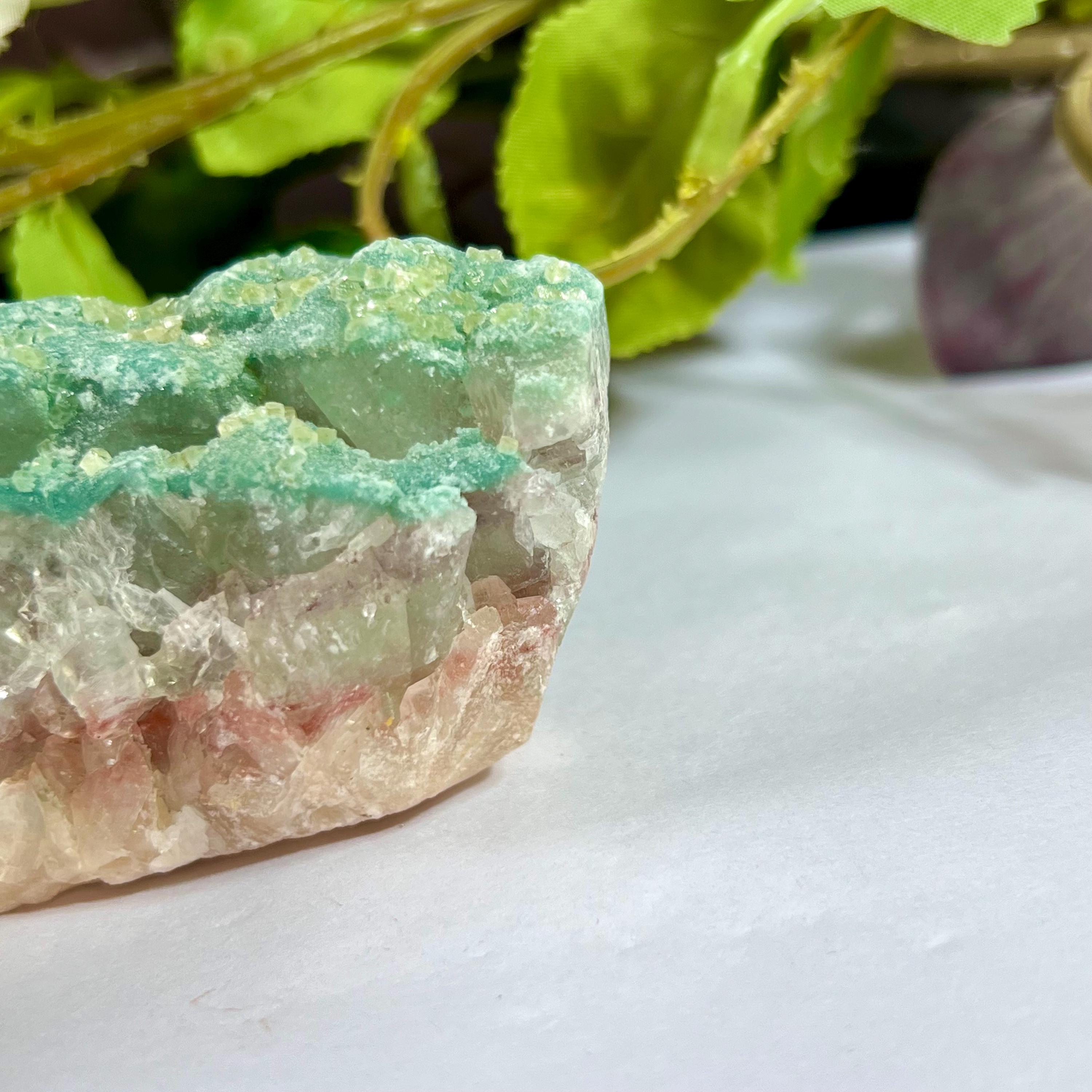 Cubes d'apophyllite verte parfaite sur matrice de stilbite pêche - France