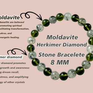 Może przedstawiać: Bransoletka z kamieni Moldawitu i Diamentu Herkimer o średnicy 8 mm. Bransoletka zawiera mieszankę zielonych i przezroczystych, nakrapianych kamieni. Tekst na zdjęciu opisuje zalety kamieni.