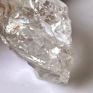 Cristallo di quarzo Satyaloka: pietra d&#39;altare arcobaleno da 76 grammi