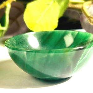 Ciotola in pietra di giada verde da 57 mm: decorazione artigianale con cristalli per la guarigione.