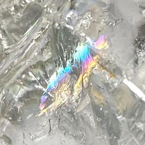 Cristallo di quarzo Satyaloka: pietra d&#39;altare arcobaleno, sinergia 12 - 105 grammi