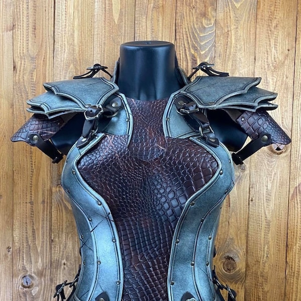 Female Warrior Leather Armor Set in Python Decoration - Handmade - Perfect for Larp, Cosplay, Cinema, Theatre