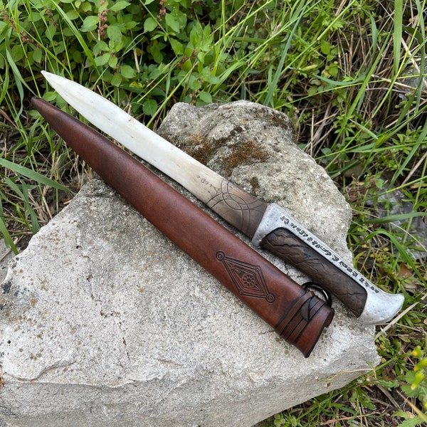 Dune Crysknife Foam Replica Dagger and Leather Sheath - Handcrafted - Perfect for Larp, Cosplay, Cinema and Theatre