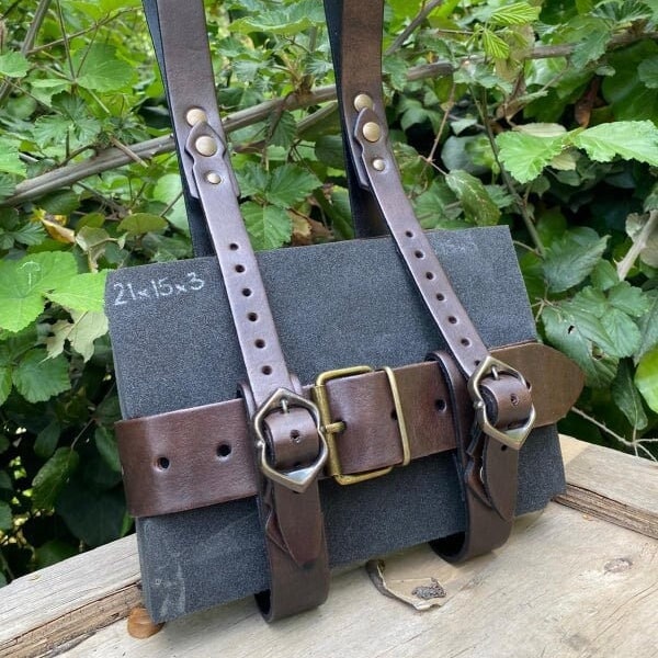 Book Holder in Leather - Handcrafted - Perfect for LARP, Cosplay, Cinema and Theatre