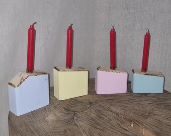 pastelfarben, handbemalte Holzhäuser mit Kerzenhalter