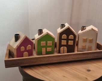 Set wunderschöner handbemalter Holzhäuser