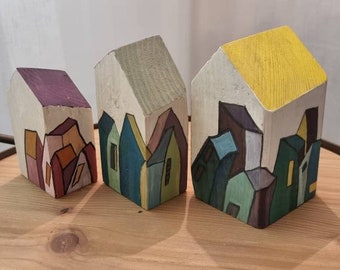kleines Set wunderschöner handbemalter Holzhäuser