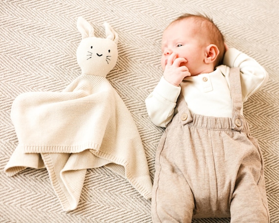 → View on Etsy: Schnuffelhase Baby personalisiert – Kuschelhase mit Namen – Schmusetuch Hase – Geschenk zur Geburt – Strickhase Baby Schnuffelhase Baby personalisiert – Kuschelhase mit Namen – Schmusetuch Hase – Geschenk zur Geburt – Strickhase Baby