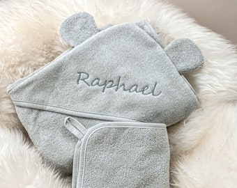 Bio Kapuzenhandtuch Baby Bär – Weiches Handtuch Salbei – Geschenk zur Geburt & Taufe – Badetuch Baby – Optional mit Namen personalisiert