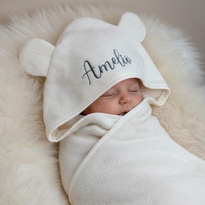 Toalla con capucha de oso orgánico para bebé – Toalla suave – Regalo para nacimiento y bautizo – Toalla de baño para bebé – Personalizable con nombre imagen 1