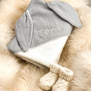 Serviette de bain bébé à capuche personnalisée avec motif lapin – serviette de bain bébé grise – serviette bébé avec prénom – cadeau pour nouveau-né garçon ou fille