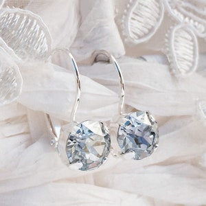 Pendientes de dama de honor en color azul polvoriento con cristales de circonita cúbica bañados en plata, joyería nupcial, pendientes colgantes con cierre de palanca, caja de regalo llamativa