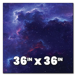 Könnte beinhalten: Ein quadratischer Druck mit den Maßen 91,44 cm x 91,44 cm, der eine Nebel mit wirbelnden Wolken in Rosa, Blau und Lila vor einem dunkelblauen Hintergrund mit weißen Sternen zeigt.