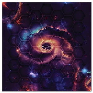 Puede incluir: Una nebulosa giratoria en tonos de púrpura, naranja y azul, con una cuadrícula hexagonal superpuesta. El texto "VOIDFALL" es visible en el centro de la nebulosa.