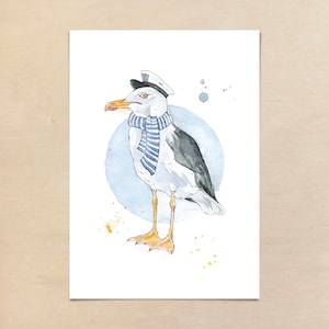 Könnte beinhalten: Ein Aquarellbild einer Möwe, die einen blau-weiß gestreiften Schal und eine blaue Matrosenmütze trägt. Die Möwe steht auf einem blauen Kreis mit gelben Spritzern drumherum.