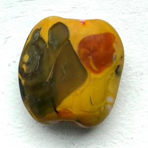 Puede incluir: Un juego de tres botes de cerámica con tapas. Los botes son blancos con un estampado floral azul. El más grande mide 20 cm de alto, el mediano 15 cm y el más pequeño 10 cm.