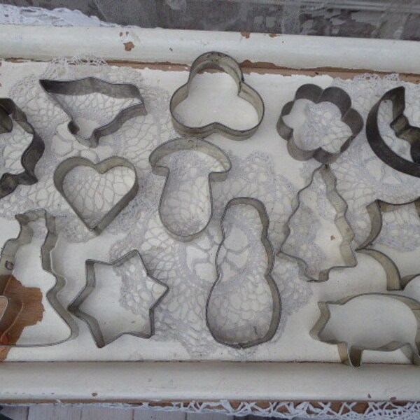 13 x vintage cookie cutters