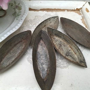 5 baking cups, boats