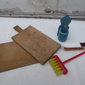 Doll&#39;s kitchen utensils