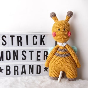 Crocheted Music Box Bee - Zumsl