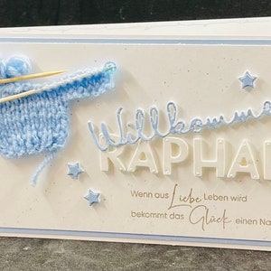 Namenskarte mit Strickwerk zur Geburt