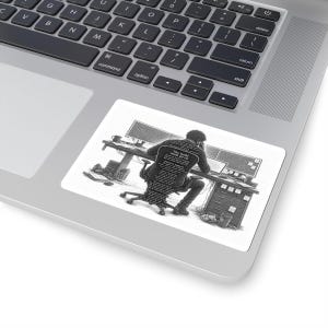 Könnte beinhalten: Ein rechteckiger Aufkleber mit einer schwarz-weißen Illustration einer Person, die an einem Schreibtisch mit mehreren Computerbildschirmen sitzt. Der Text "The build must go on" steht auf dem Rücken des Hemdes, das mit kleinem Text bedeckt ist.