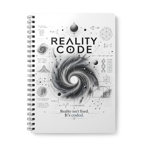 Peut inclure: Un carnet à spirales blanc orné d'un graphique en noir et blanc représentant une galaxie en spirale, des formules mathématiques et le texte "REALITY CODE" en haut, avec la phrase "Reality isn't fixed. It's coded." imprimée en bas.