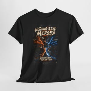 Op de afbeelding: Een zwart t-shirt met korte mouwen en een grafische print met de tekst "NOTHING ELSE MERGES" en "EXCEPTIONS APPLY IN PRODUCTION". Het ontwerp toont oranje en blauwe bliksemachtige lijnen die samenkomen bij een centraal donker vierkant.