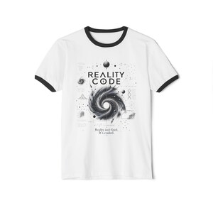 Könnte beinhalten: Ein weißes Ringer-T-Shirt mit schwarzem Besatz an Kragen und Ärmeln. Auf der Vorderseite befindet sich eine schwarze Grafik einer wirbelnden Galaxie, wissenschaftliche Diagramme und der Text "REALITY CODE" über "Reality isn't fixed, It's coded."