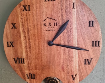 Uhr aus Akazienholz mit Pendel