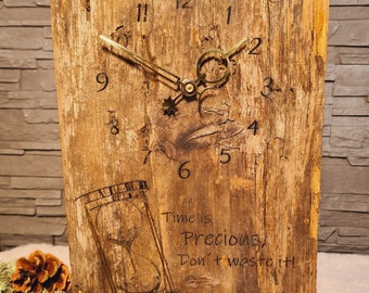 Horloge réalisée en poutres anciennes en bois avec gravure "Hourglass" unique, upcyclée