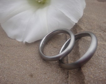 1 pair of titanium wedding rings, matted with laser engraving