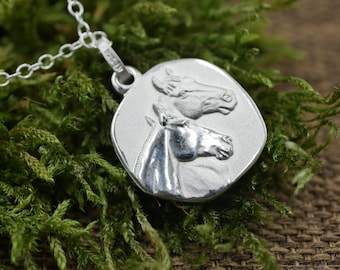 2 horse pendant 925 silver with engraving option on the back, horse motif with chain with 925 silver chain,