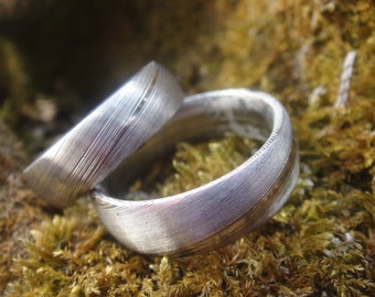 Damascus steel wedding rings, pair, simple, subtle with fine lines, durable grain, unique pieces made of forged stainless steel, incl. interior engraving,