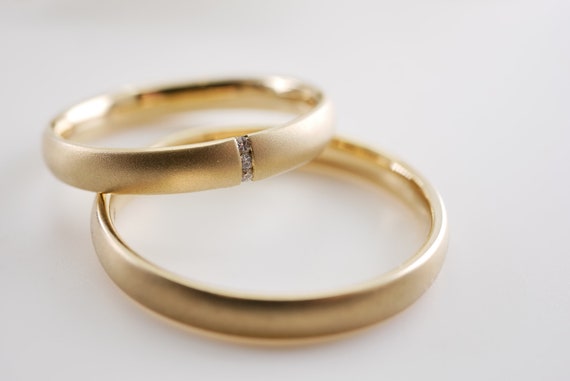 TRAURINGE, 1 Paar Gold, 2 Brillanten + individuelle Gravur, Hochzeit und Liebe, zarte Eheringe, mattiert mit Gravur,