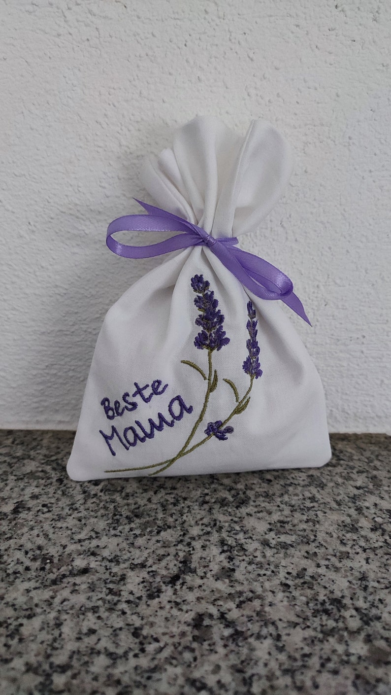 Lavendel Duftsäckchen, selbst genäht, personalisierte Stickerei, Seidenband Bild 2