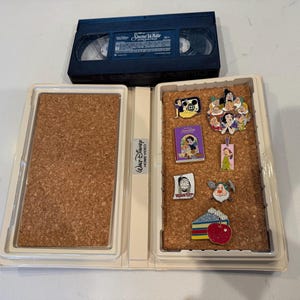 Tableros de corcho para intercambio de pines con estuches de VHS de Disney