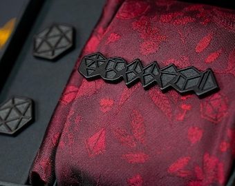 Set regalo composto da cravatta, gemelli e fermacravatta in metallo bordeaux e nero per giochi di ruolo da tavolo (TTRPG): abbigliamento elegante e raffinato per giocatori, ideale come regalo per testimoni di nozze a tema D&D o per la festa del papà.