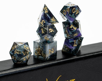 Set di dadi Graveyard Fog: viola, cenere e lamina di ottone - 7 pezzi poliedrici