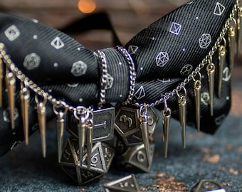 Papillon con dadi chiodati: accessorio in acciaio inossidabile D&D fatto a mano