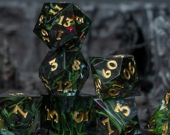 Set di dadi Plaguemaster: dadi poliedrici con lamina color verde acqua e cremisi per giochi di ruolo da tavolo.