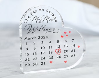 Personalised Mr & Mrs Wedding Gift Present, Anniversary Mr and Mrs Gift, Engagement Gift, Heart Plaque, Date Calendar Gift, Engaged Gifts