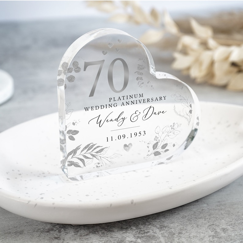 Regalo personalizado del 70 aniversario, placa del corazón del aniversario de platino, regalos de aniversario de boda, regalo del 70 aniversario para la esposa del marido imagen 1