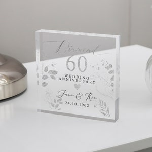 K&ouml;nnte beinhalten: Ein klarer Acrylblock mit einem silbernen Glitzerdesign. Der Block zeigt den Text "Diamond 60 Wedding Anniversary June & Ron 24.10.1962".