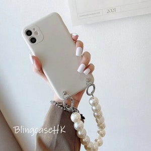 Bracelet en chaîne avec perles bling et étui de protection souple pour iPhone 7 8 Plus X XR Xs Max 11 12 13 14 15 Pro Max Mini SE Samsung S22 23 24 Ultra Cream White